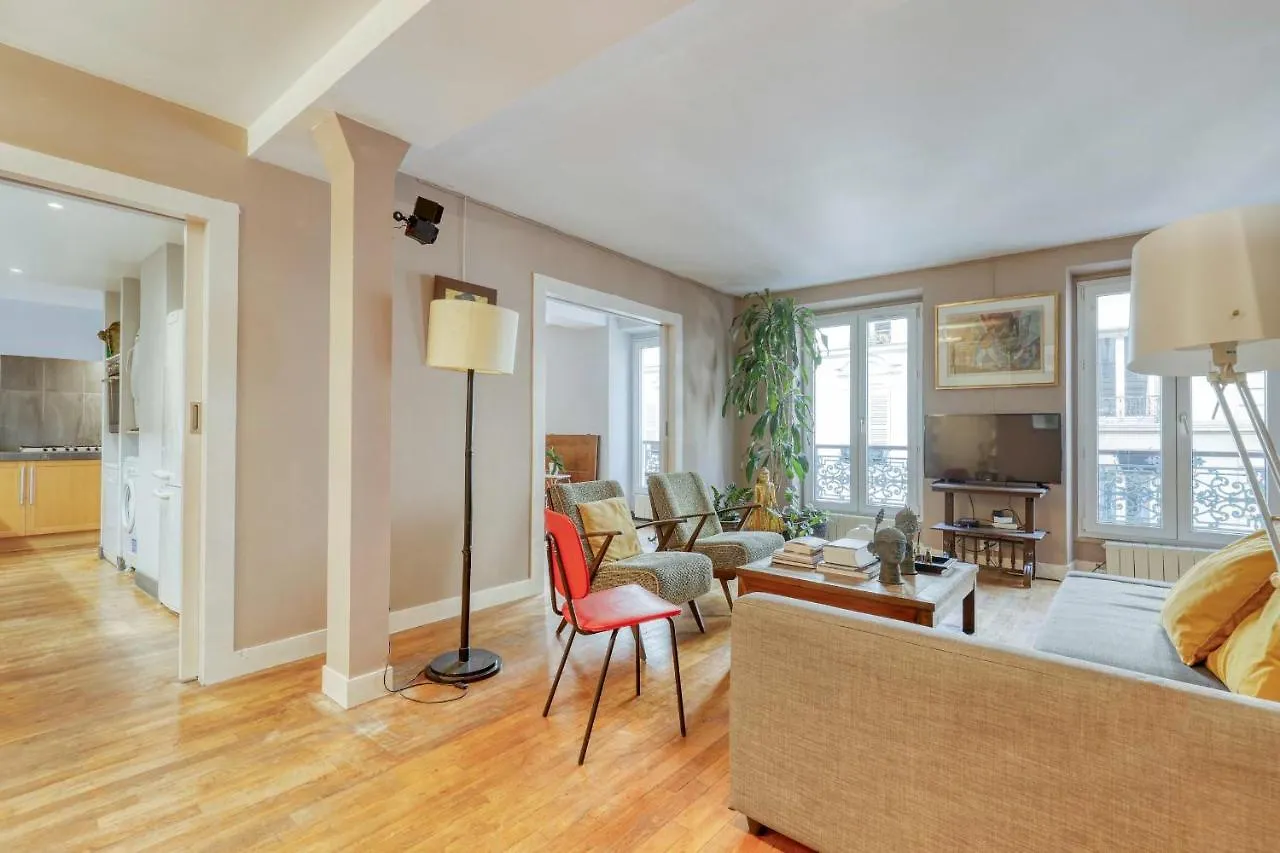 Spacious & Lovely Flat-up To 8 Guests-paris 10 * Parigi