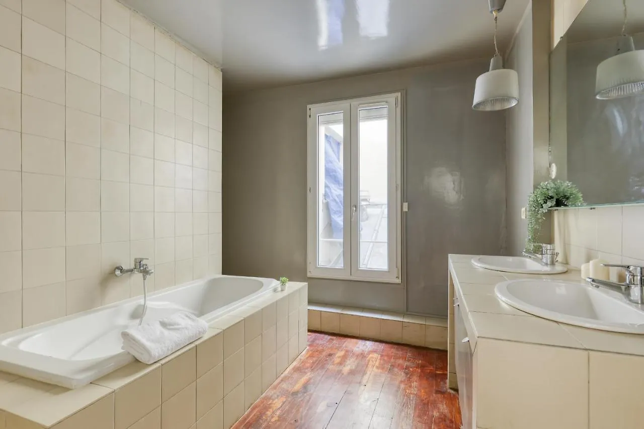 Spacious & Lovely Flat-up To 8 Guests-paris 10 Parigi