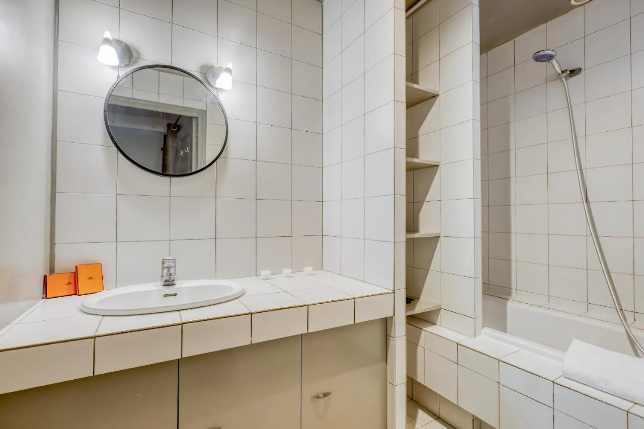 Spacious & Lovely Flat-up To 8 Guests-paris 10 Appartamento *